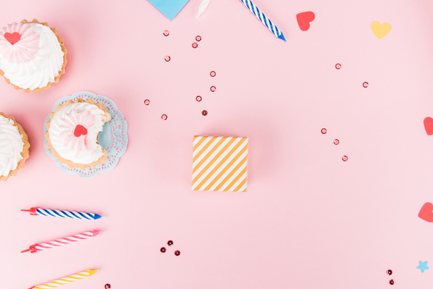 Cupcake e candele colorate
  - Foto, immagini