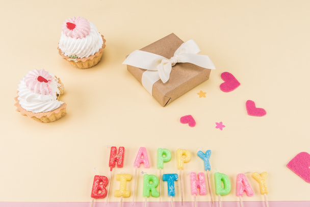 Boldog születésnapot felirat és sütemények  - Fotó, kép