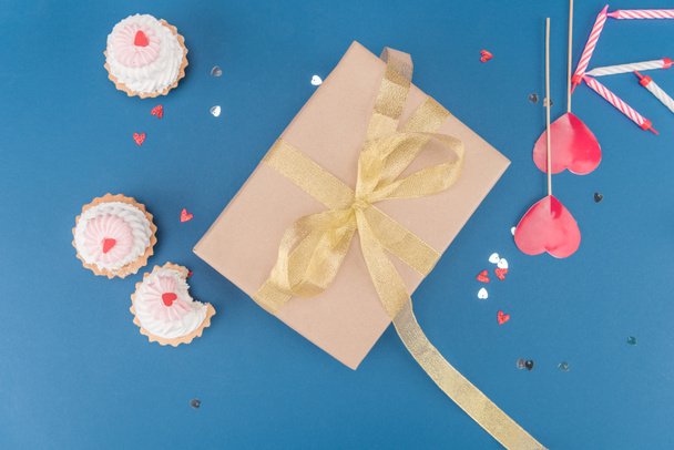 gift box and cakes - Foto, Imagen