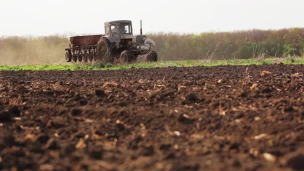 Landwirt fährt mit Traktor über Feld - Filmmaterial, Video