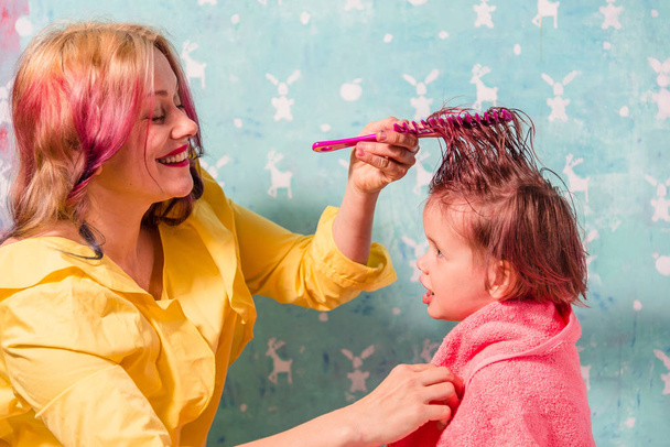 Mom combs my daughter. - Foto, afbeelding