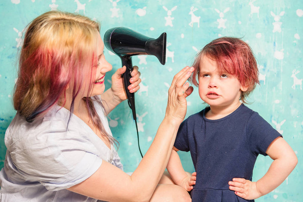 Maman sèche les cheveux de sa fille
 - Photo, image