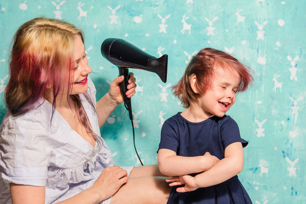 Mum dries her daughter's hair - Foto, Imagem