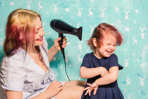 Mamma asciuga i capelli di sua figlia
 - Foto, immagini