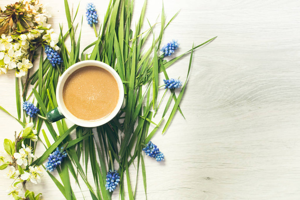 Stilleven van koffie en bloemen - Foto, afbeelding