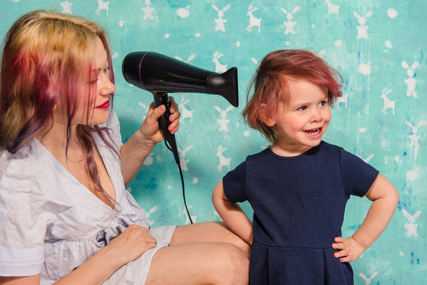 Mum dries her daughter's hair - Valokuva, kuva