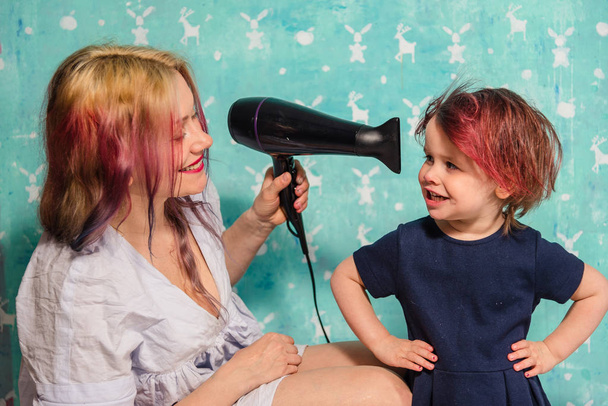 Mum dries her daughter's hair - Foto, Imagen