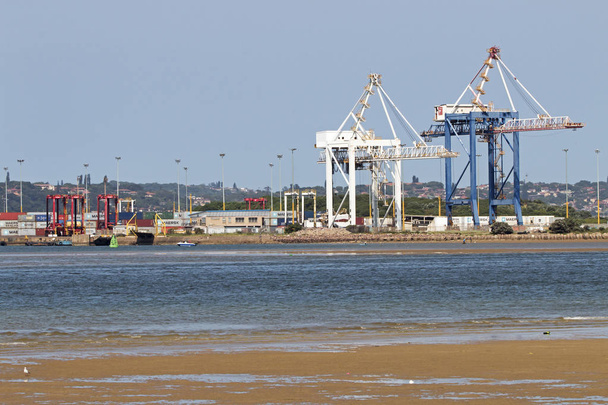 Buque de contenedores y grúas de carga en el puerto
 - Foto, Imagen