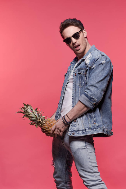 uomo casuale con ananas in mano
 - Foto, immagini