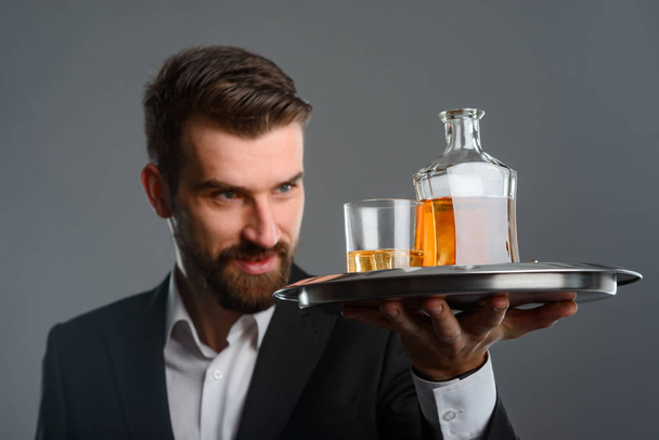 Expert evaluating color of whisky - Foto, afbeelding