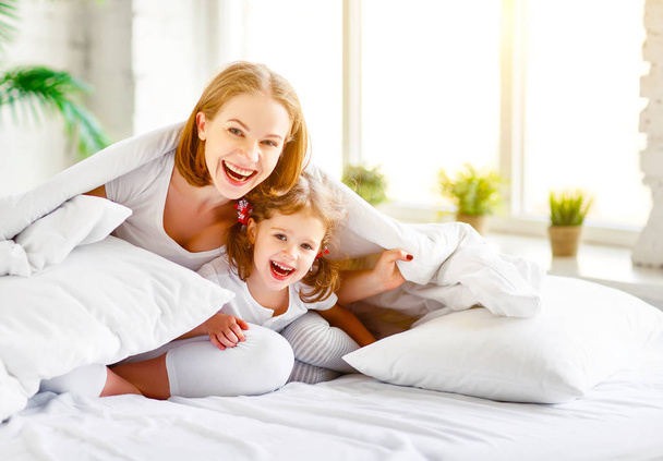 Szczęśliwa Rodzina Matka i córka dziecko śmiać się w łóżku - Zdjęcie, obraz