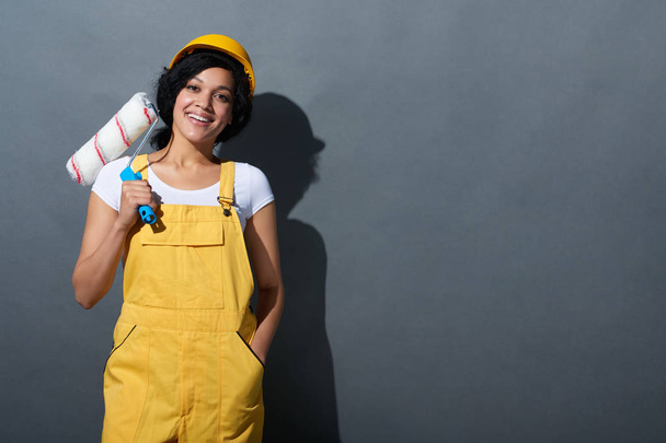 Happy smiling woman builder wearing yellow protect helmet - Φωτογραφία, εικόνα