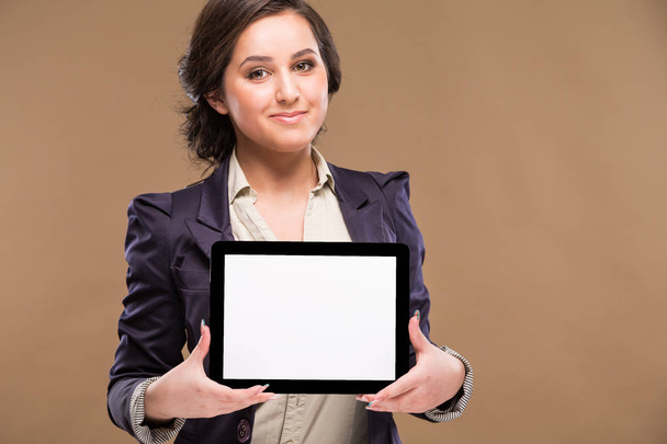 Meisje met Tablet PC in handen - Foto, afbeelding