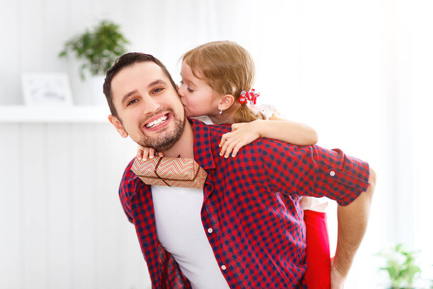 Den otců. Šťastné rodiny dcera objímání táta a smích - Fotografie, Obrázek