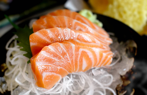 Fatia de salmão em bruto ou sashimi de salmão. - Foto, Imagem