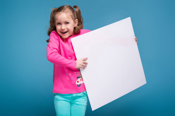 Boş posteri ile küçük esmer kız - Fotoğraf, Görsel