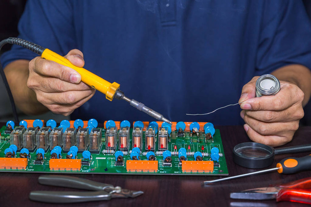 Repairing circuit board - 写真・画像