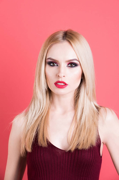 beautiful woman with blonde hair, fashionable makeup and red lips - Foto, afbeelding