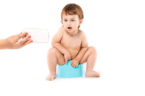 bébé garçon sur un pot regardant le téléphone
 - Photo, image