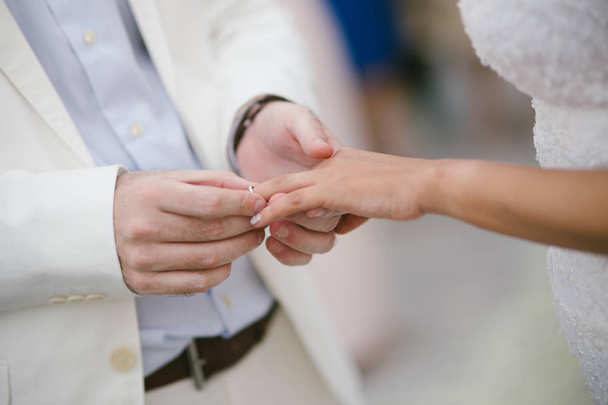 結婚指輪と花嫁と新郎の手 - 写真・画像