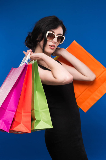 brunette meisje met shopping tassen - Foto, afbeelding