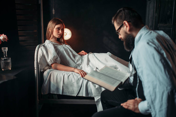 mies lukeminen kirja vastaan sairas nainen
 - Valokuva, kuva
