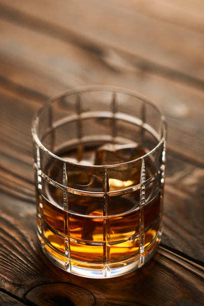 glas whisky met ijsblokjes - Foto, afbeelding