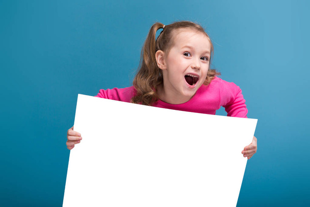 Petite fille brune avec affiche vide
 - Photo, image