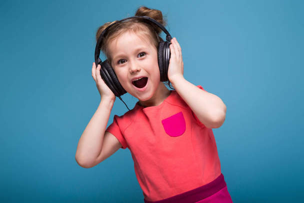 cute little girl in headphones - Φωτογραφία, εικόνα