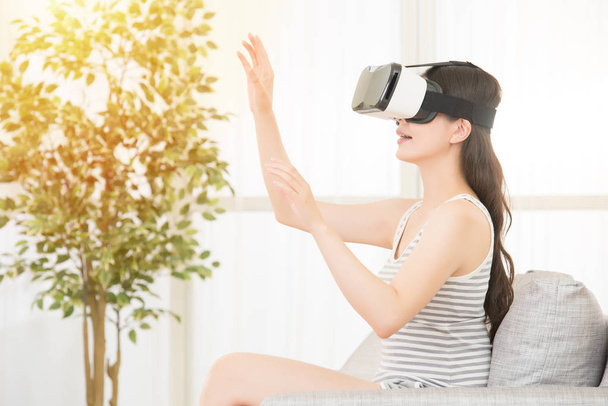 woman wearing virtual reality goggles - Foto, Imagen