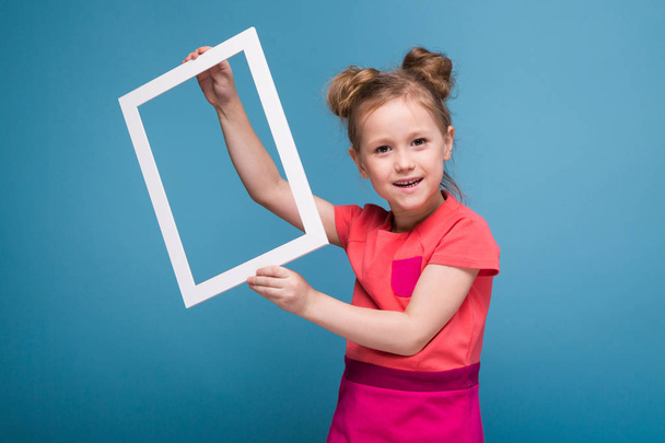 симпатичная маленькая девочка, держащая рамку
 - Фото, изображение