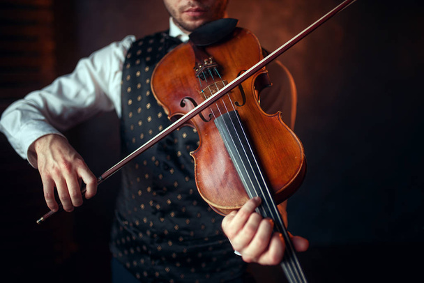 男性ミュージシャン演奏ヴァイオリン - 写真・画像