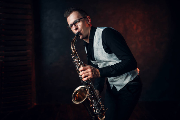 mužské hudebník hraje saxofon - Fotografie, Obrázek