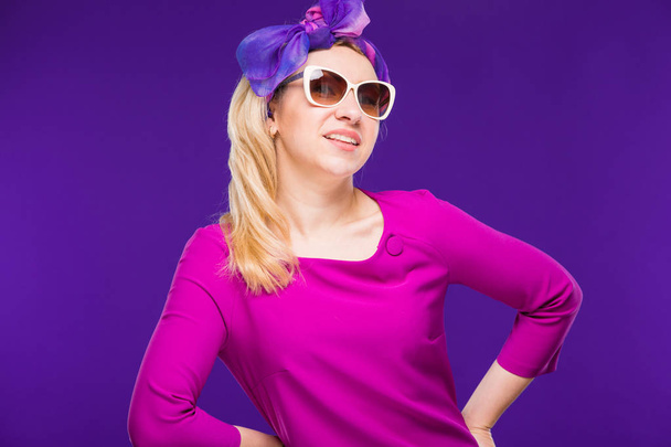 Blondynka, noszący okulary przeciwsłoneczne - Zdjęcie, obraz