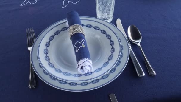 Assiettes bleues dans un restaurant de pêche
 - Séquence, vidéo