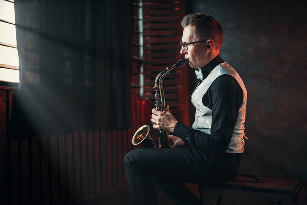 mannelijke muzikant met saxofoon - Foto, afbeelding
