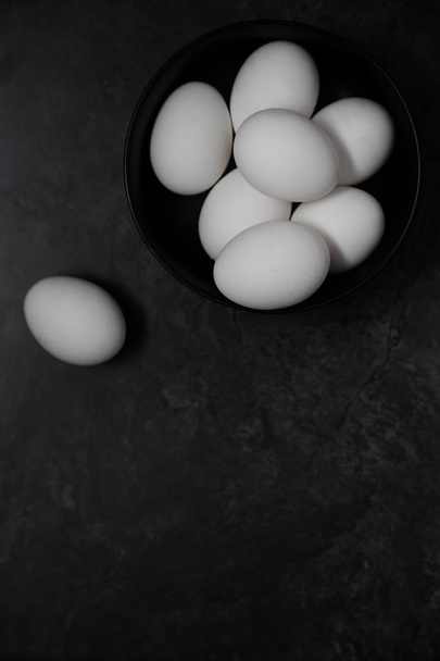 Chicken eggs in a bowl - Foto, imagen