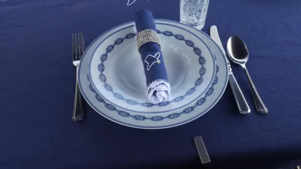 Platos azules en un restaurante de pesca
 - Imágenes, Vídeo
