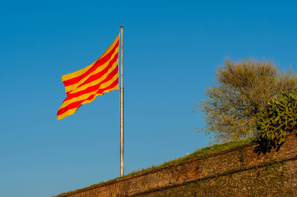 Bandiera della Catalogna sventola sul vento
  - Foto, immagini