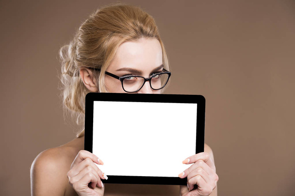 junges Mädchen mit dem Tablet  - Foto, Bild