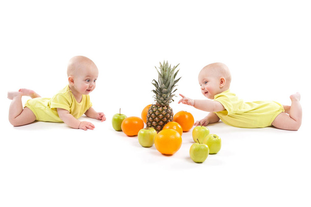 милые младенцы с фруктами
 - Фото, изображение