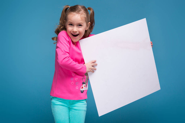 kleines brünettes Mädchen mit leerem Poster - Foto, Bild