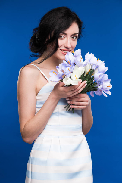 fiatal lány kezében virágokkal - Fotó, kép