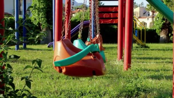 Lege schommels in kinderpark - Video