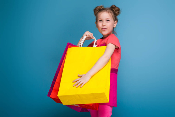 roztomilá holčička s papírové tašky - Fotografie, Obrázek