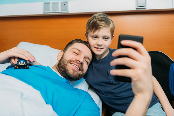 父と息子が病棟で selfie - 写真・画像