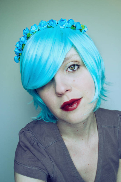美しい青い髪の女性  - 写真・画像