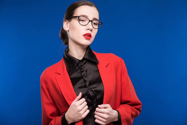 девушка в красной куртке и очках
 - Фото, изображение