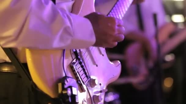Man playing guitar on wedding party - Video