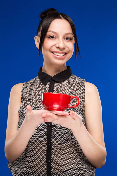 Smiling girl with cup in hands - Foto, Imagem